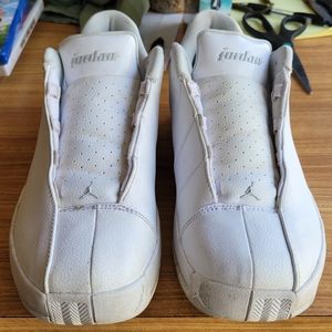 Nike Jordan's TE 2 AO1696-110. Low Cut White Sneakers.